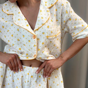 Gekreukte mousseline pyjama, 100% katoenen nachtkleding, mousseline pyjama met gele bloemenpatroon, katoenen pyjama, pyjama met lange mouwen, cadeau voor haar