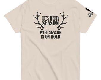 Es ist Hirschsaison und Ehefrau Saison anhalten | Lustiges Jagd-Shirt | Jagd Meme Shirt | Meine liebste Jahreszeit | Eat Sleep Hunt | Jagd Reise T-Shirt