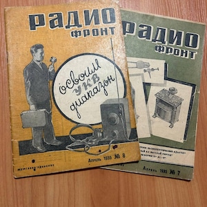 Può includere: Due riviste russe vintage intitolate "Radio Front". La prima ha una copertina gialla con un uomo che tiene una radio. La seconda ha una copertina verde con diagrammi tecnici. Datate aprile 1935.
