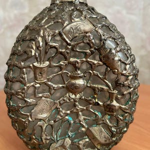 Vintage kinesisk karaff med metallspetsöverlägg, handgraverad silverpläterad kopparfiligrankaraff, asiatiskt barvaruhus från mitten av århundradet
