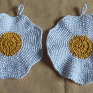 Crocheted potholder made from a fried egg