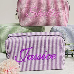 Personalisierte Seersucker Make-up Tasche, individuell bestickte Kulturtasche, Brautjungfer Geschenk, Kosmetiktasche, Reise Make-up-Organizer, Make-up-Veranstalter