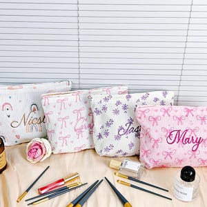 Bolsa de pana con lazo rosa y nombre bordado, bolsa de maquillaje de gran capacidad, bolsa de cosméticos portátil, regalo ideal para novia, dama de honor o para el Día de la Madre.