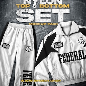 Może przedstawiać: Biały zestaw nylonowy góra i dół z czarnymi akcentami. Kurtka ma czarny wzór gwiazdy i słowo "FEDERAL" w dużych czarnych literach. Spodnie mają słowo "FEDERAL" wydrukowane pionowo. Zestaw zawiera tekst "NYLON TOP & BOTTOM SET MOCKUP PACK".