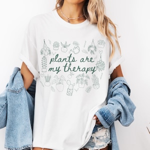 Pflanzen sind meine Therapie Comfort Colors® Shirt, Pflanzendame, Pflanzenliebhaber, Gärtnerin Shirt, Sukkulenten Pflanzen Shirt, Geschenk für Pflanzenliebhaber