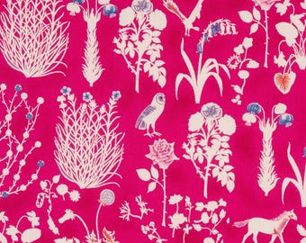 Può includere: Un tessuto rosa con un motivo floreale bianco. Il motivo comprende fiori, foglie, uccelli e un cavallo. Il tessuto è un motivo ripetitivo.
