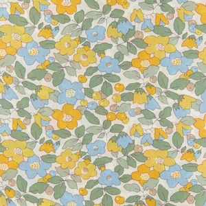 Puede incluir: Un patrón de tela floral repetido. Presenta flores amarillas y azul claro, hojas verdes y pequeñas bayas amarillas sobre un fondo blanco. El patrón es detallado y visualmente atractivo.