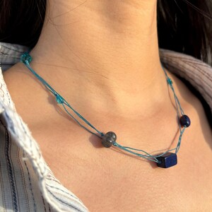 Flertrådigt halsband med andestenar, justerbar längd och choker med vibrerande energier, justerbar och mystisk stil, elegant present till henne