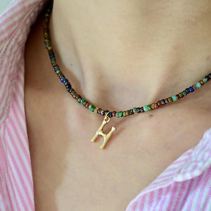 Gargantilha de contas de férias personalizada, pingente de letra de ouro 14K com miçangas de sementes de Picasso multicoloridas, para joias do dia a dia, gargantilha de contas vintage