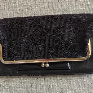 Cartera vintage con cierre de beso, cartera plegable de cuero negro con brocado floral, década de 1940