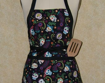 Pode incluir: Uma caneca de cerâmica branca com uma alça preta e o texto "But First, Coffee" em estilo manuscrito. A caneca está sobre uma superfície branca. A caneca tem aproximadamente 10 cm de altura.