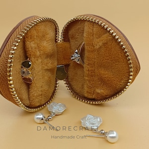 Bolsa de cuero con forma de corazón para anillos, ideal para pedir matrimonio, usar como arneses para perros o como muestra de amor para bodas (patente en trámite).