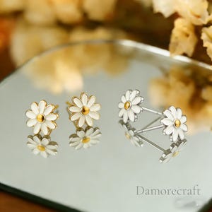 Flicka Daisy Blomma Blomstolpe - Emalj Daisy Blomma Örhängen i Sterling Silver, Små Blomsterörhängen