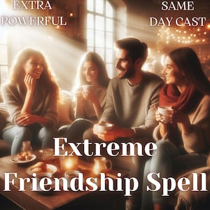 Könnte beinhalten: Bild von vier Personen, die zusammen sitzen, lächeln und Tassen halten. Der Text auf dem Bild lautet "EXTRA POWERFUL" und "SAME DAY CAST". Die Worte "Extreme Friendship Spell" werden ebenfalls angezeigt.