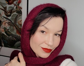 Handgestrickter Dreiecksschal aus Mohair – Weiches, leichtes Kopftuch – Burgunderrot