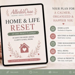 Könnte beinhalten: Ein digitales Tablet mit einem 31-seitigen PDF-Planer namens Home & Life Reset. Das Cover zeigt den Text AllerleiOase, Home & Life Reset, 30-Day Reset Planner und Your Plan, Your Home. Your Life. Es enthält Symbole für Haus, Herz, Uhr, Lotus und Stern.