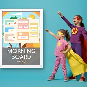 Könnte beinhalten: Ein gerahmtes "Morning Board for Kids" mit farbenfrohem Kalenderdesign. Zwei Kinder in Superhelden-Kostümen, eines in Lila und Rot, das andere in Rosa und Gelb, stehen vor blauem Hintergrund.