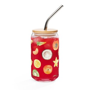 Könnte beinhalten: Eine rote Glasdose mit Bambusdeckel und einem Edelstahlstrohhalm. Die Dose ist mit einem Muster aus Fruchtscheiben verziert, darunter Kiwi, Orange, Ananas und Kokosnuss.