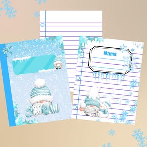 Könnte beinhalten: Notizbücher mit winterlichen Illustrationen. Ein Notizbuch zeigt einen Zwerg mit Wintermütze und Schal. Ein anderes Notizbuch hat ein Namensschild und einen Zwerg mit einem Schneemann. Die Notizbücher haben blaue und weiße Schneeflockenmuster.