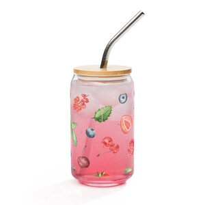 Könnte beinhalten: Eine rosa Glasdose mit Bambusdeckel und einem Edelstahlstrohhalm. Die Dose ist mit einem Aquarelldesign aus Früchten und Blättern verziert.
