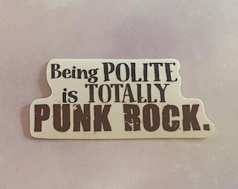 Puede incluir: Una pegatina blanca con texto negro que dice "Being POLITE is TOTALLY PUNK ROCK."