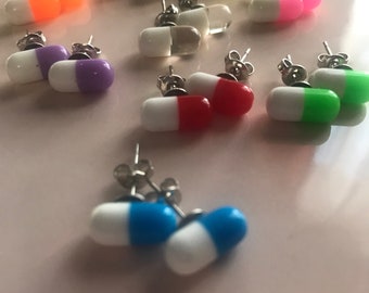 Pendientes de cápsula de píldora falsa, varios colores a elegir, cierre de presión, pendientes de botón, joyas para médicos, enfermeras y farmacéuticos.