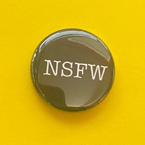 NSFW - no apto para el trabajo, divertido, sarcástico, botón o imán de 1 o 1,5 pulgadas, insignia, botón, botón con pinback, pin