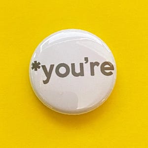 du - stava det korrekt - Knapp eller magnet 1 eller 1,5 tum, grammatik, engelska, stavning, pettips, knapp, nål, märke, magnet, lärare