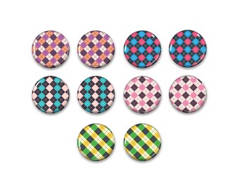 Puede incluir: Nueve botones redondos con diferentes patrones de cuadros. Los botones son de varios colores, incluyendo rosa, azul, verde, amarillo y negro.