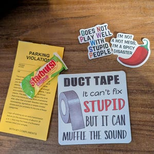 Snarky Geschenkset, Aufkleber, Becherteller, Süßigkeiten und mehr!