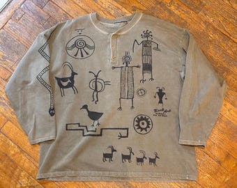 Vintage Rock Art by Bravo Langarm Petroglyph Henley Sweatshirt