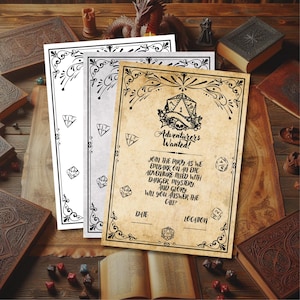 Può includere: Un invito stampabile per un gioco di avventura. L'invito presenta uno sfondo di pergamena vintage con un'illustrazione in bianco e nero di un dado e un teschio. Il testo recita "Adventurers Wanted!" e include il testo "Unisciti alla festa mentre ci imbarchiamo in un'avventura epica piena di pericolo, mistero e gloria. Risponderai alla chiamata?" L'invito include anche spazi per la data e la posizione.