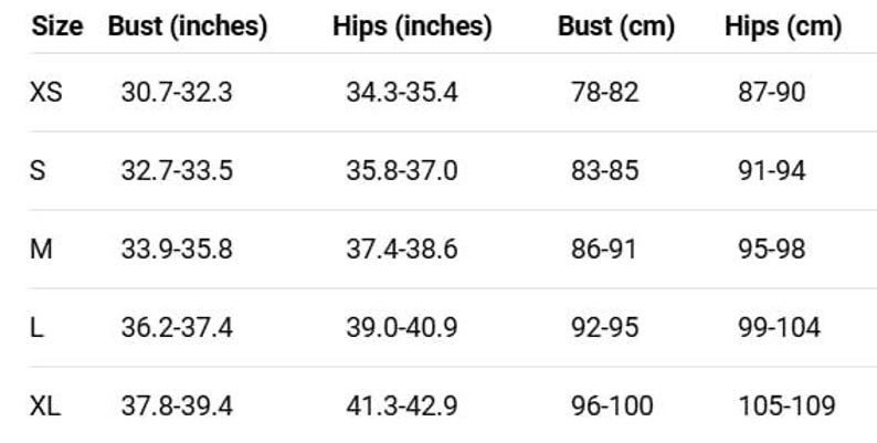 Pode incluir: Tabela de tamanhos mostrando as medidas de busto e quadril em polegadas e cent&iacute;metros para os tamanhos XS, S, M, L e XL.
