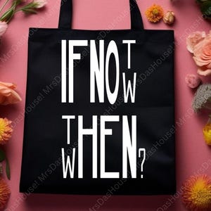以下が含まれることがあります： 「IF NOT NOW THEN WHEN？」の白い文字がプリントされた黒いトートバッグ。バッグには2つの黒いハンドルがあり、ピンクとオレンジの花に囲まれています。トートバッグは丈夫な素材で作られています。