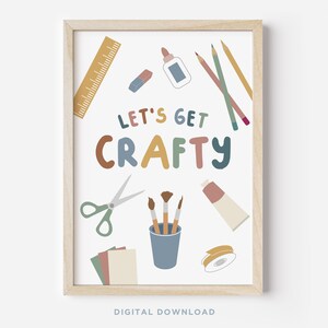Puede incluir: Una impresión de arte imprimible con el texto "Let's Get Crafty" en letras de colores. La impresión presenta una variedad de artículos de artesanía, incluyendo tijeras, pinceles, pegamento, lápices y cinta adhesiva.