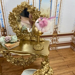 Dollhouse Miniature Hats displays. Miniature hat shop lady accessories. 1:12 Dollhouse Mannequins, Hat Boxes, Suitcases, Ladies Accessories.