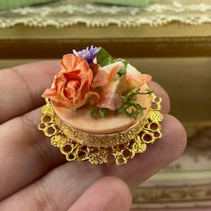 Puppenhaus Miniatur Blumentorte. Französische Miniatur Pattiserie, Cupcakes, Macarons, Meringues. Miniatures-Torte französisches Gebäck. Elegante Bäckerei.
