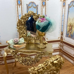 Dollhouse Miniature Hats displays. Miniature hat shop lady accessories. 1:12 Dollhouse Mannequins, Hat Boxes, Suitcases, Ladies Accessories.