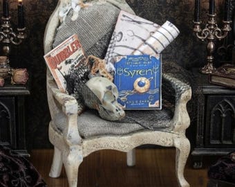 Miniaturas para casa de muñecas: sillón de bruja/mago de Halloween, escala 1/12. Decoración mágica para casa de muñecas con temática de brujas. Miniatura gótica 1:12.
