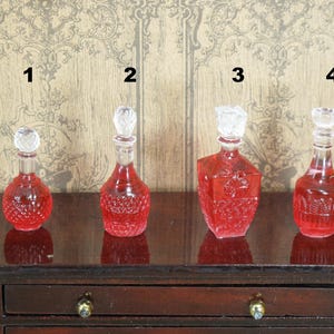 Decanter from the miniature flea market of the dollhouse, Antiques, in the miniature dollhouse accessory at  1: 12. Miniature liquor bottle.