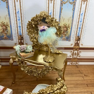 Dollhouse Miniature Hats displays. Miniature hat shop lady accessories. 1:12 Dollhouse Mannequins, Hat Boxes, Suitcases, Ladies Accessories.