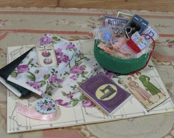 Rollos de tela en miniatura y accesorios de costura a escala 1:12. Mercería auxiliar verde, costura complementaria, estilo francés. Cuarto de costura para casa de muñecas.