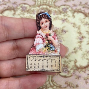 Miniaturowy kalendarz vintage wiktoriański domek dla lalek. Miniaturowe elementy dekoracyjne dla kolekcjonerów domków dla lalek. 1:12 Miniaturowy kalendarz kolekcji domków dla lalek