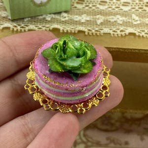 Puppenhaus Miniatur Blumentorte. Französische Miniatur Pattiserie, Cupcakes, Macarons, Meringues. Miniatures-Torte französisches Gebäck. Elegante Bäckerei.