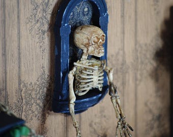 Casa de muñecas embrujada en miniatura OOAK con esqueleto de Halloween en marco. Muebles góticos de casa de muñecas de 1,12 pulgadas. Casa de muñecas en miniatura espeluznante de Halloween.