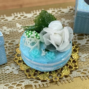 Puppenhaus Miniatur Blumentorte. Französische Miniatur Pattiserie, Cupcakes, Macarons, Meringues. Miniatures-Torte französisches Gebäck. Elegante Bäckerei.