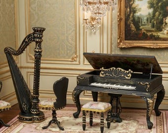 お得なセット4 音楽ドールハウス家具。ピアノ、椅子2脚、ハープが入ったミニチュアドールハウス音楽セット。縮尺1/12、フランス風ルイ15世様式ドールハウス。