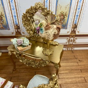 Dollhouse Miniature Hats displays. Miniature hat shop lady accessories. 1:12 Dollhouse Mannequins, Hat Boxes, Suitcases, Ladies Accessories.
