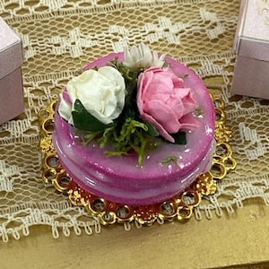 Puppenhaus Miniatur Blumentorte. Französische Miniatur Pattiserie, Cupcakes, Macarons, Meringues. Miniatures-Torte französisches Gebäck. Elegante Bäckerei.