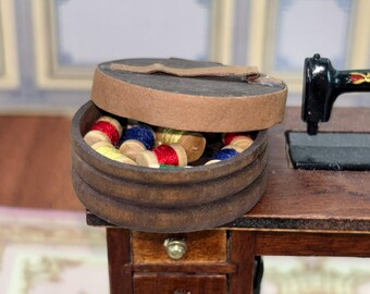 Porta-filo in miniatura in scala 1:6 per casa delle bambole, stile vittoriano, organizzatore di rocchetti, espositore per mobili da cucito - Italia